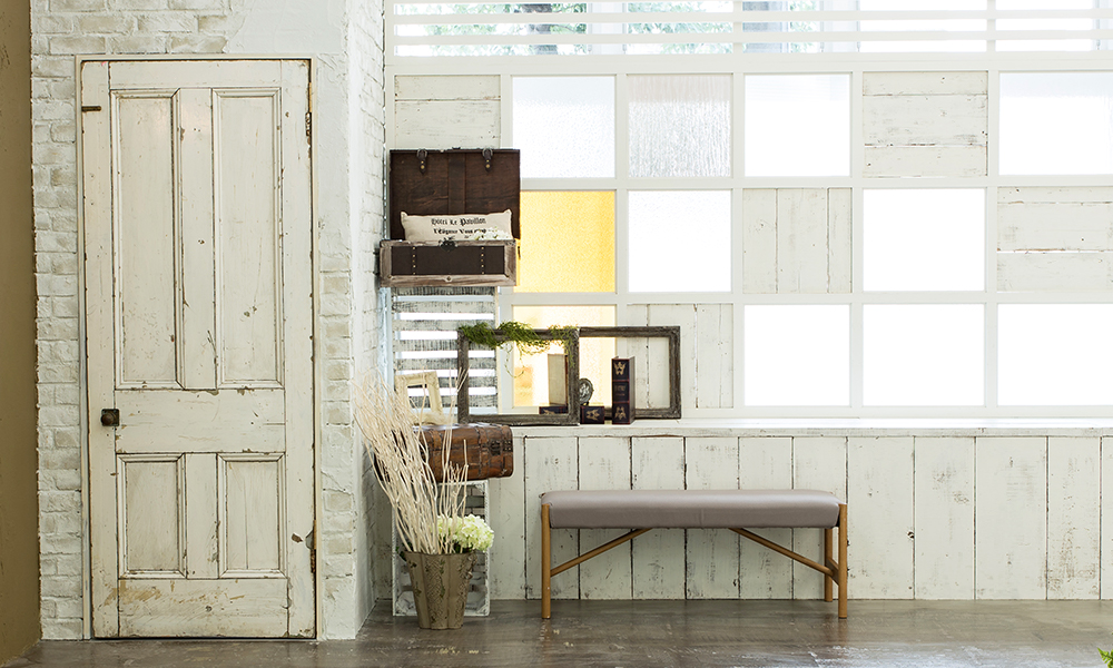 白色いウッド調のレトロな造りの壁面や小道具を配した明るい雰囲気の「マイブライド一宮」のスタジオイメージ