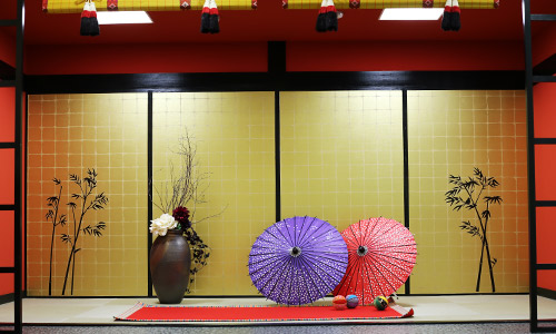 金屏風をバックにし、赤や紫の和傘や手毬を配した和をテーマにした「マイブライド天白」のスタジオイメージ