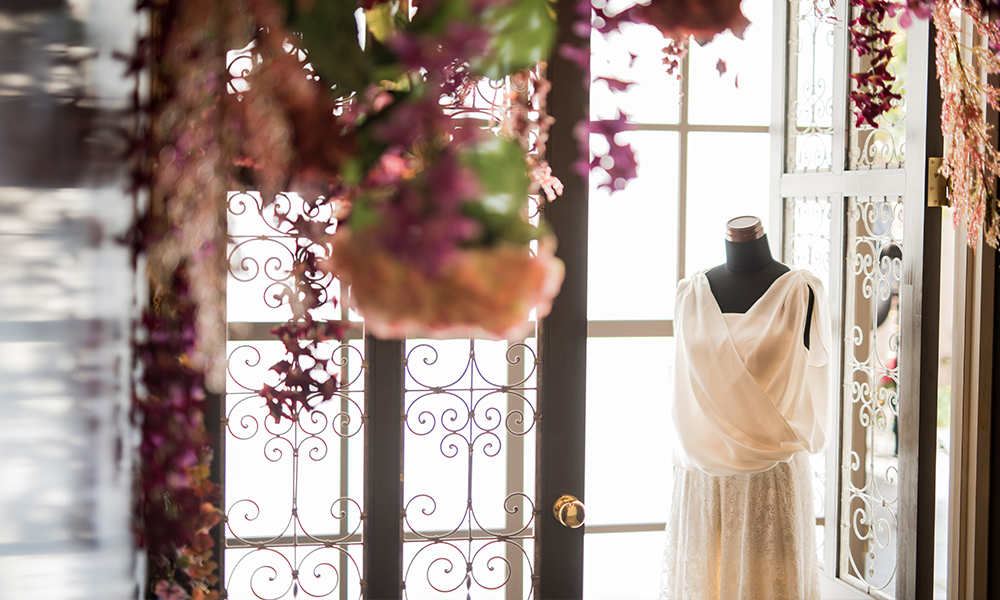 鮮やかな花があしらわれた、曲線の窓飾りが特徴的でオリエンタルな雰囲気のある「マイブライド津」のスタジオイメージ