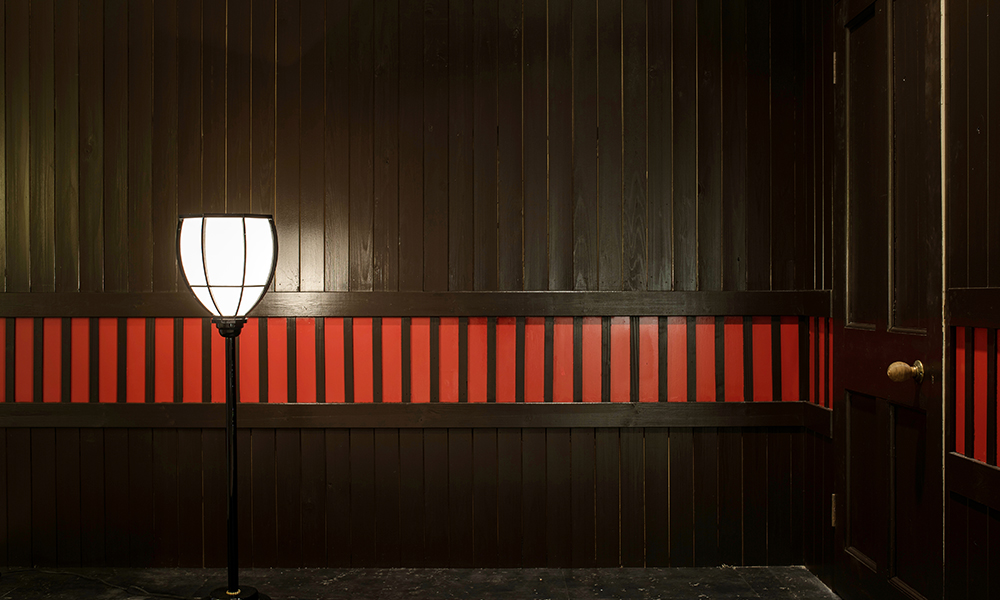 黒いウッド調のレトロ造りな壁面にライトを配した「マイブライド津」のスタジオイメージ