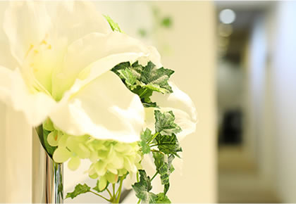 「マイブライド岡崎」のチャペルに飾られる装花のイメージ