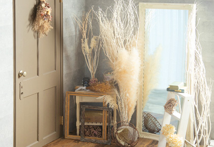レンガの壁を背に、レトロで風格のある椅子を配した「マイブライド滝ノ水」のスタジオイメージ