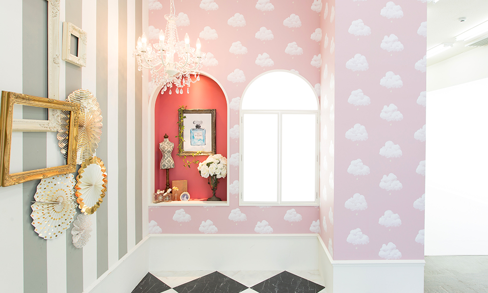 ピンクやストライプの壁紙に、洋風の額やシャンデリアが設置された、おとぎ話の世界のような「マイブライド一宮」のスタジオイメージ