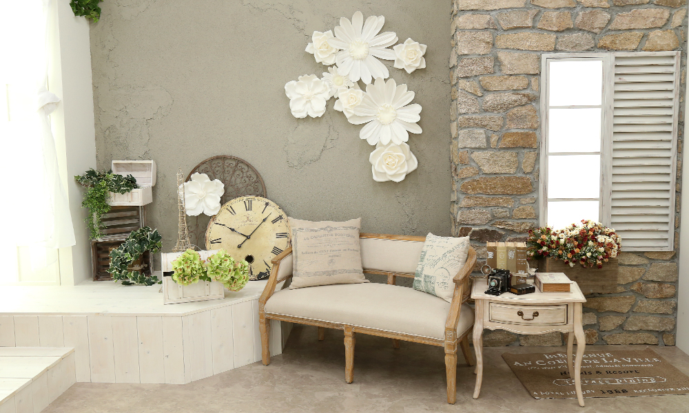 セピア調の落ち着いた壁面に、大きな花のレリーフやレトロ家具を配した「マイブライド春日井」のスタジオイメージ