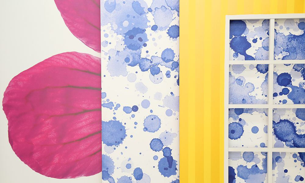 「マイブライド春日井」の鮮やかな壁面のバリエーションを見せる写真