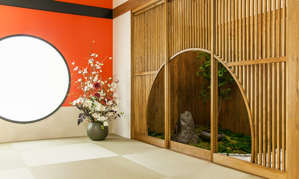 赤い壁に生花を配した和の風情あふれる「マイブライド清洲」のスタジオイメージ