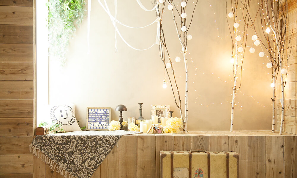 白いウッド調のレトロな造りの壁面に、レトロ雑貨を並べた、光彩豊かな「マイブライド清洲」のスタジオイメージ