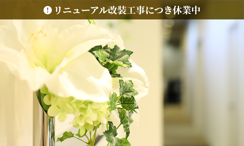 「マイブライド岡崎光ヶ丘」のチャペルに飾られる装花のイメージ