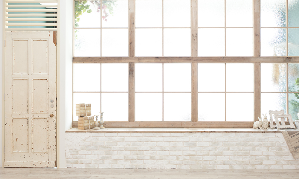 白いウッド調のレトロ造りなドアやレトロ雑貨を配した、光彩豊かな「マイブライド岡崎北」のスタジオイメージ