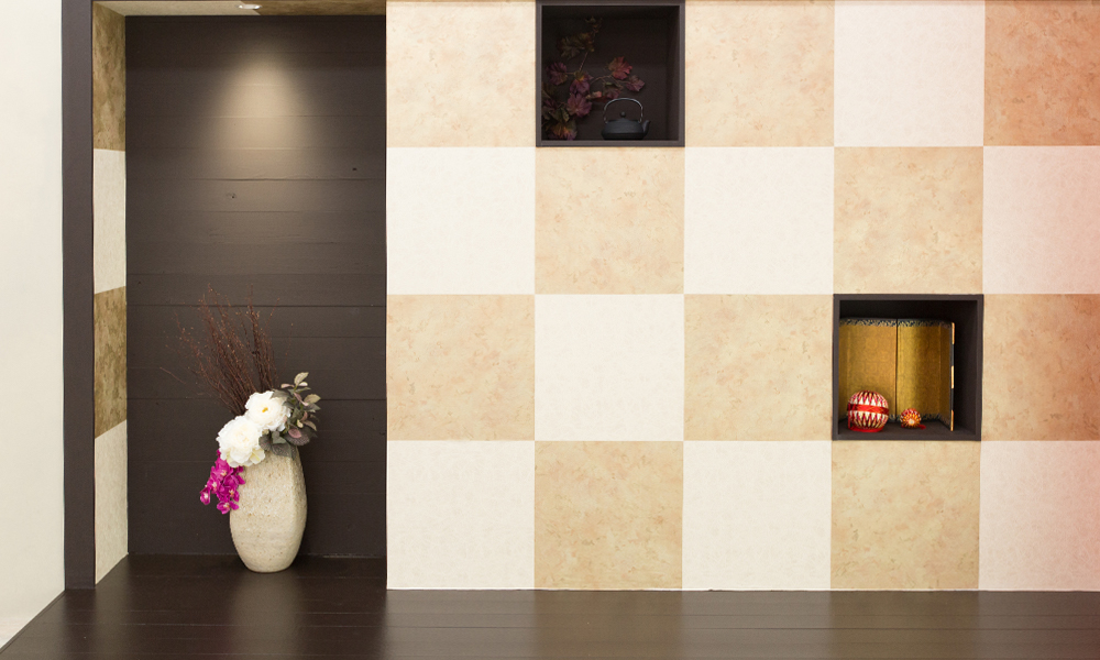 白い格子柄の壁に生花を配した和の風情あふれる「マイブライド岡崎北」のスタジオイメージ