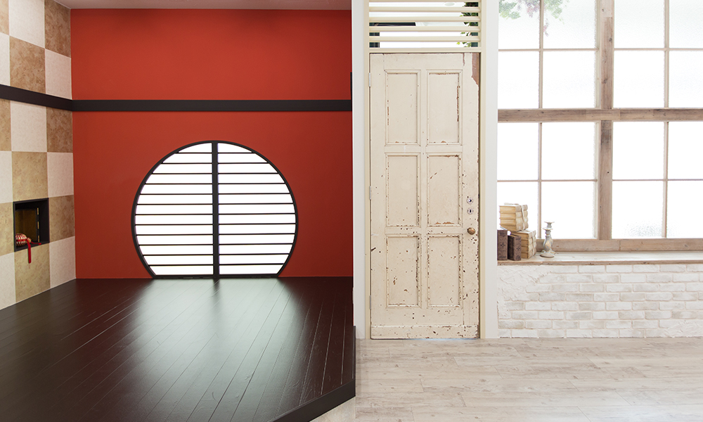 赤い壁に円窓がある和の風情あるスタジオと、レトロなドアや小物を配した「マイブライド岡崎北」のスタジオ