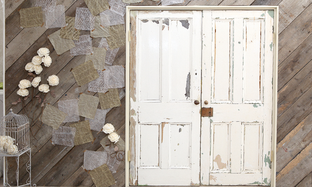 ウッド調の壁にレトロなドアがあるレトロな雰囲気の「マイブライド尾張旭」のスタジオイメージ