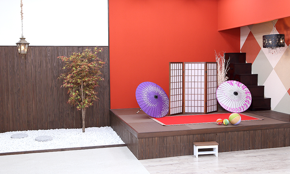 赤い壁に和傘や鞠を配した和の風情あふれる「マイブライド尾張旭」のスタジオイメージ