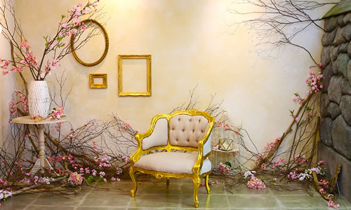 白い背景に洋風の額や椅子を配し、桜のモチーフを散りばめた「マイブライド天白」のスタジオ