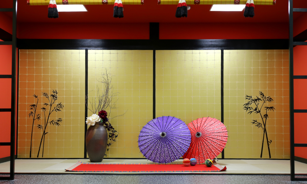 金屏風をバックにし、赤や紫の和傘や手毬を配した和をテーマにした「マイブライド天白」のスタジオイメージ