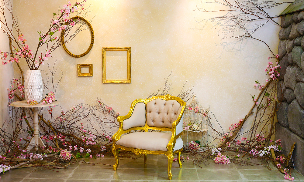白い背景に洋風な家具を配し、桜のモチーフを散りばめた「マイブライド天白」のスタジオイメージ