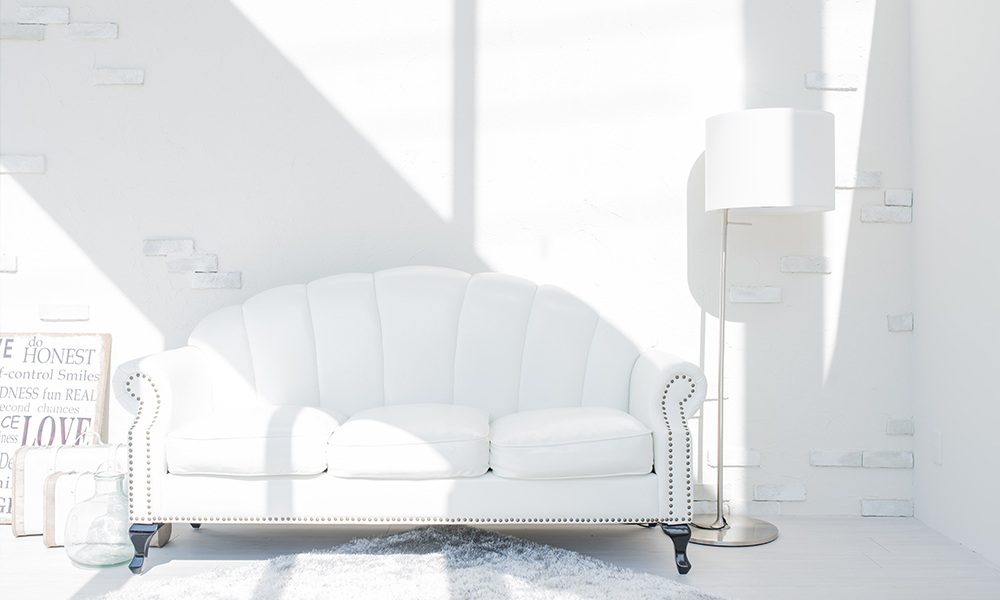 白壁を背景に、ソファや小さな小物も白で統一された、光の変化を演出できる「マイブライド津」の純白のスタジオイメージ