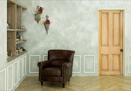 グレーの壁面にゆったりとした椅子や小さな小物が設置された、落ち着いた雰囲気の「マイブライド一宮」のスタジオイメージ