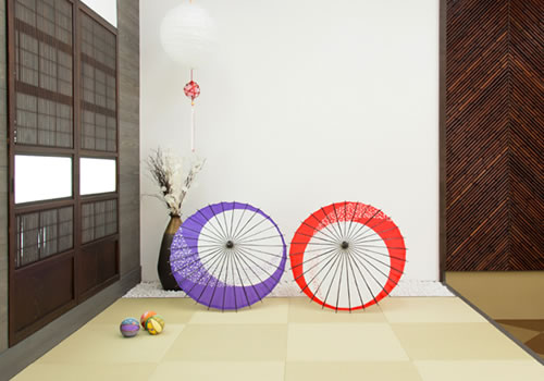 白い壁に和傘や鞠を配した和の風情あふれる「マイブライド春日井」のスタジオイメージ