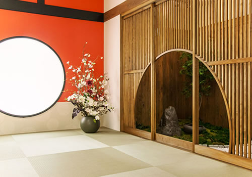 赤い壁に生花を配した和の風情あふれる「マイブライド清洲」のスタジオイメージ
