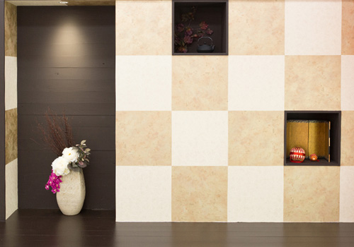 白い格子柄の壁に生花を配した和の風情あふれる「マイブライド岡崎北」のスタジオイメージ