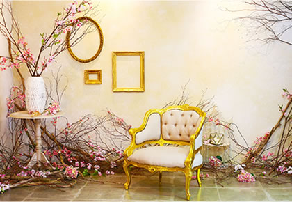 白い背景に洋風の額や椅子を配し、桜のモチーフを散りばめた「マイブライド天白」のスタジオ
