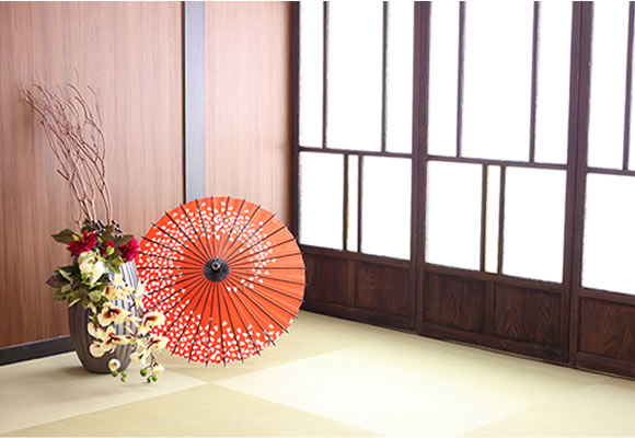 和傘や畳、生花を配した、和をイメージした「マイブライド豊明」のスタジオイメージ