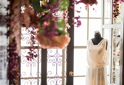 鮮やかな花があしらわれた、曲線の窓飾りが特徴的でオリエンタルな雰囲気のある「マイブライド津」のスタジオイメージ
